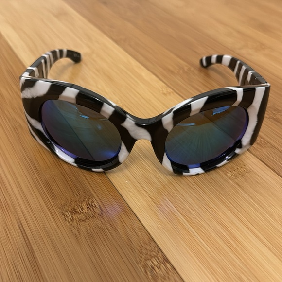 Balenciaga Eyewear Zebra Printed Round Frame Sunglasses - Picture 8 of 10